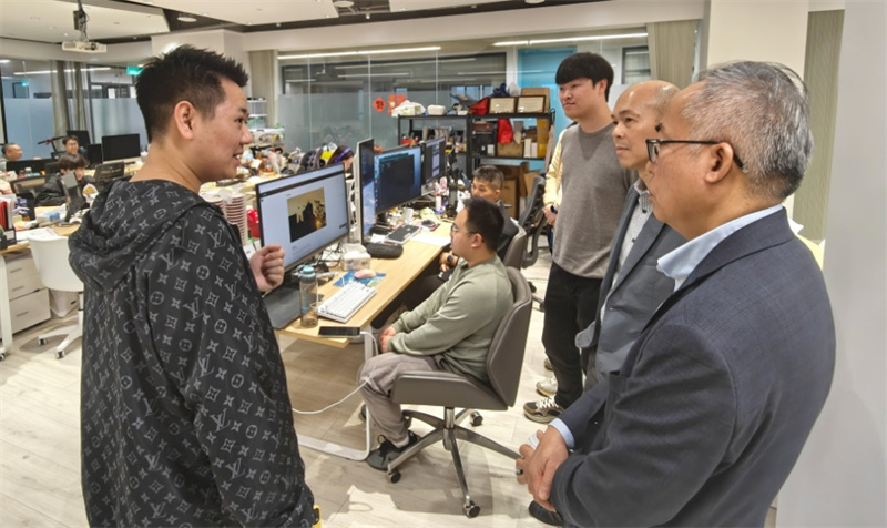 科技基金工作人员与企业、高校研发团队交流讨论。科技基金供图