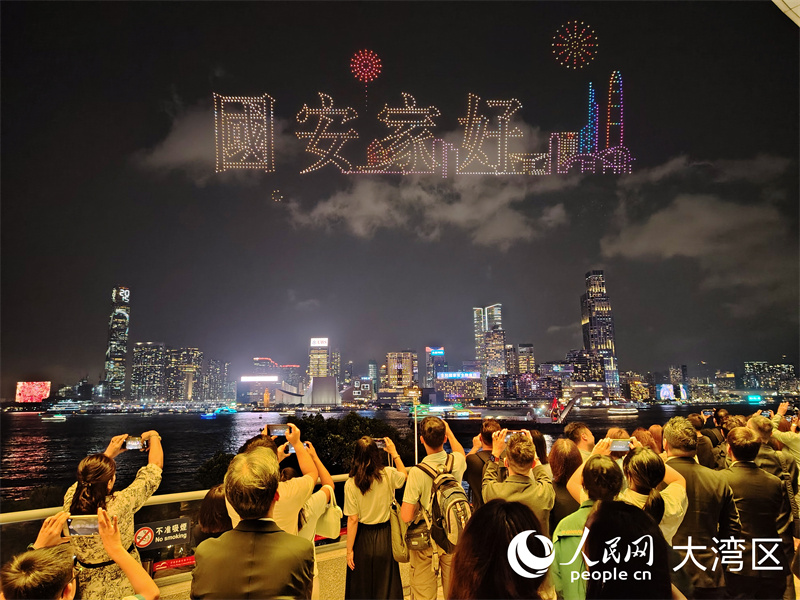 无人机在维港夜空演绎“国安家好”。人民网记者 冯学知摄